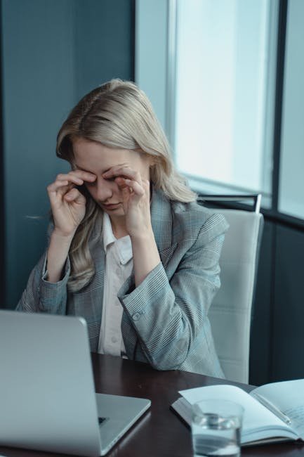 Donna stanca al computer: implicazioni per la sicurezza AI e il ruolo del Pentagono nelle pressioni sulle aziende