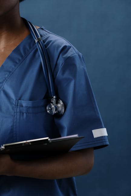 Infermiere con stetoscopio e cartella clinica, simbolo della protezione del personale scolastico come quello sanitario.