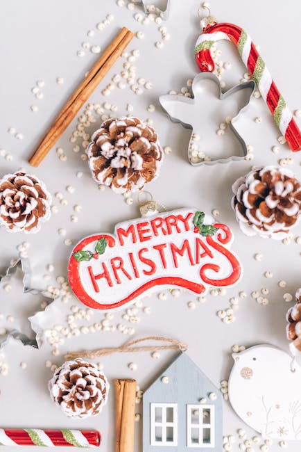 Decorazioni natalizie con pigne, bastoncini di cannella e ornamenti per un caldo Natale in famiglia.