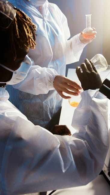 Studenti liceali in laboratorio di analisi dati, esperimenti scientifici con provette e microscopio, opportunità di apprendimento pratico.