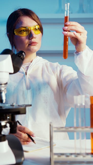 Ricercatrice universitaria analizza provetta in laboratorio, studio di Avogadro e impatto scientifico nell'articolo.