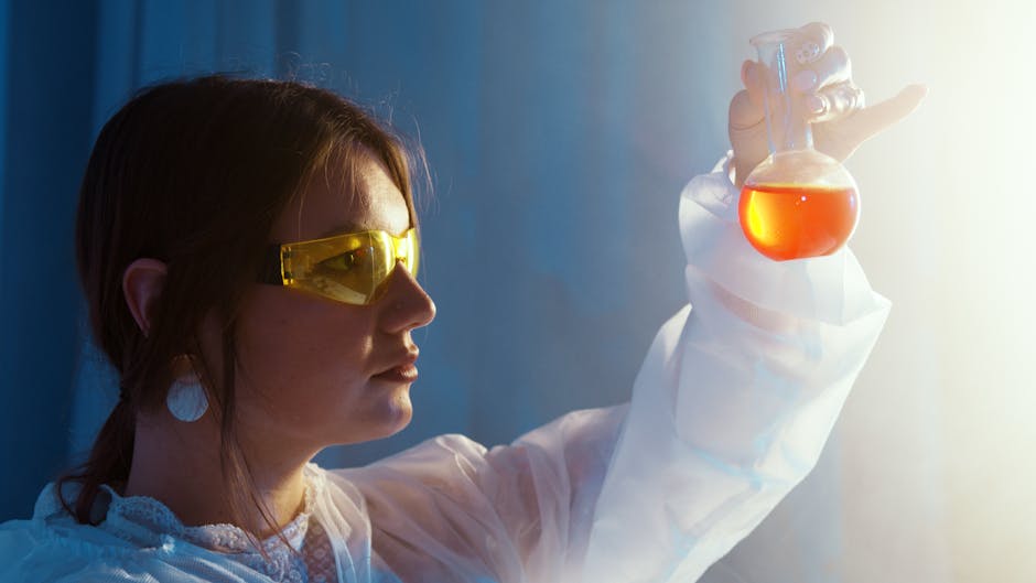 Ricerca scientifica per l'istruzione: studentessa esamina liquido in laboratorio, analogia con Prove Invalsi Adattive Online