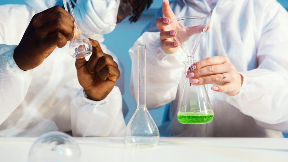 Studenti dell'Università di Padova in laboratorio durante esperimenti scientifici con provette e soluzioni colorate. Ricerca e innovazione.