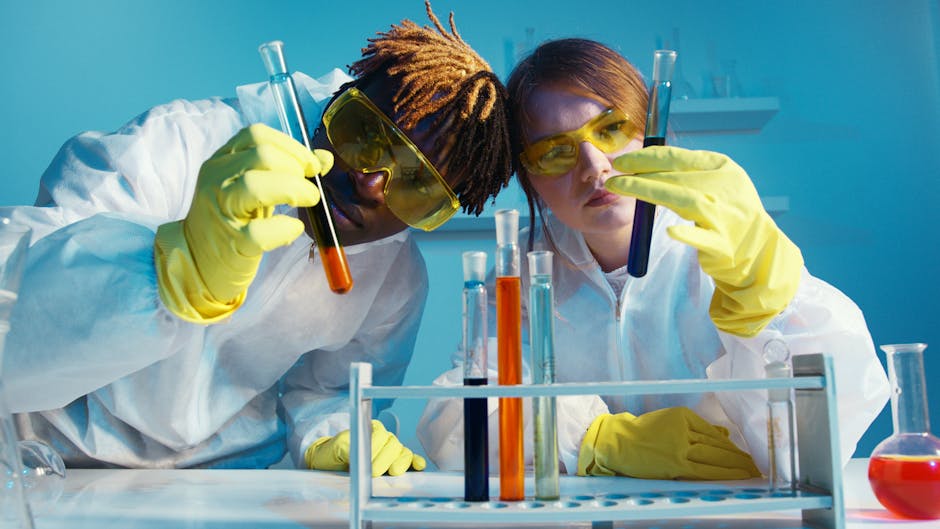 Ricerca scientifica e didattica inclusiva: scienziati analizzano provette colorate in laboratorio per prove personalizzate di italiano per dislessia.