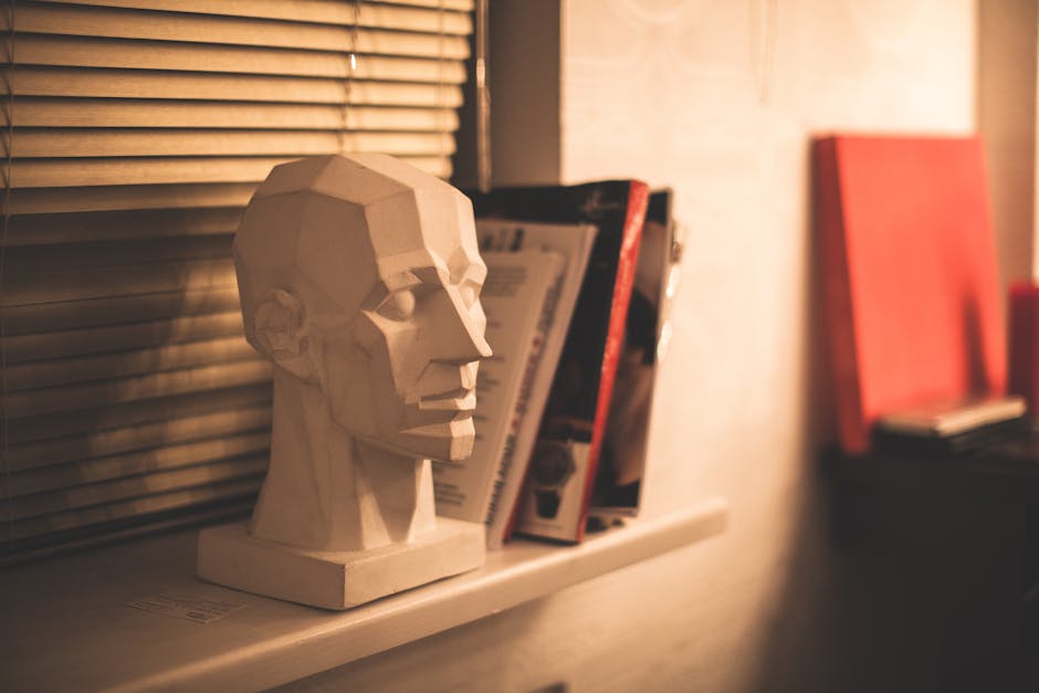 Volto geometrico: espressione artistica e bellezza Scultura geometrica di un volto umano, espressione dell'arte geometrica e dei suoi modelli, forme e bellezza nell'articolo dedicato.