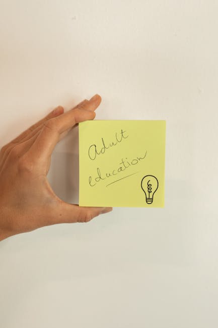 Post-it giallo con scritta Educazione Adulti e lampadina, simbolo di idee e apprendimento continuo nell'alleanza educativa.