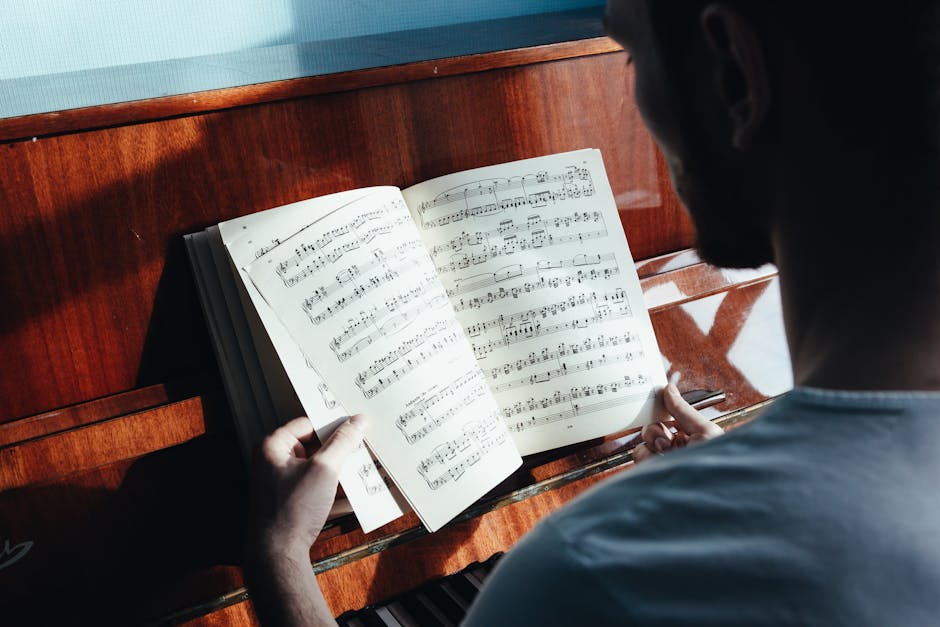 Studente GPS 2026 studia spartito musicale al pianoforte per prepararsi agli esami di fine anno scolastico e ottenere il punteggio desiderato.