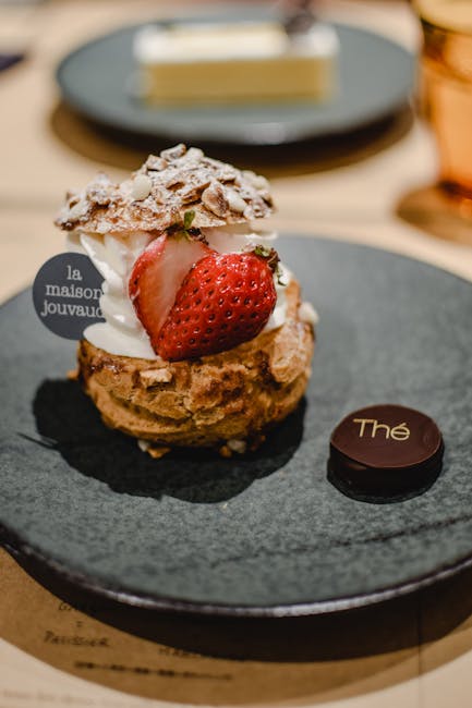 Dolce francese La Maison Jouvaud con fragola e cioccolato, simbolo di eccellenza e tradizione culinaria francese.