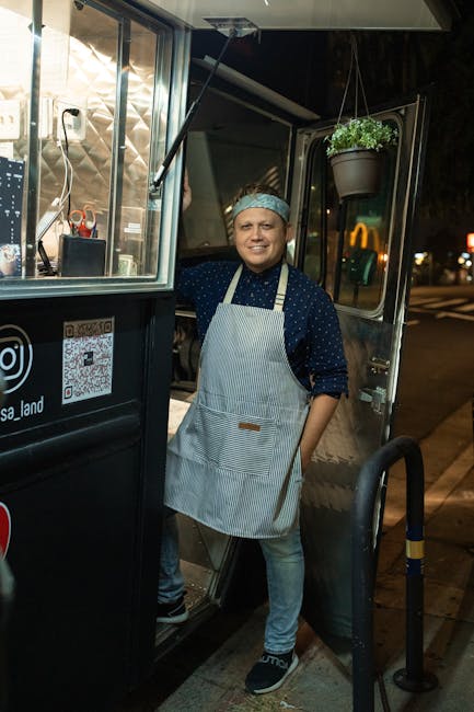Cuoco sorridente in un food truck, possibile membro dello staff del ristorante nel carcere di Bollate aperto al pubblico.