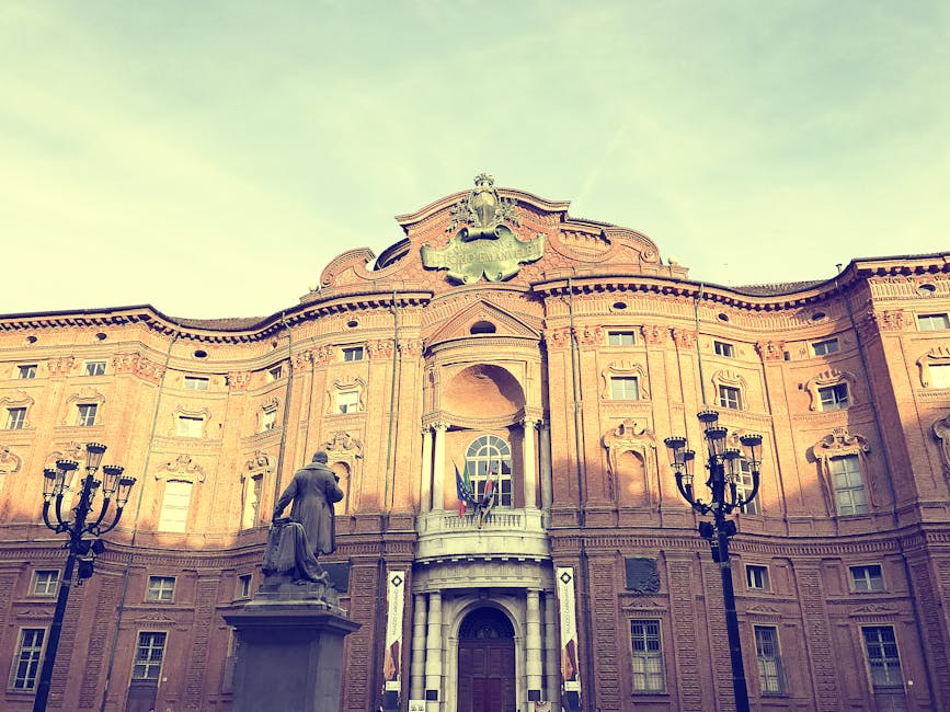 Palazzo Carignano a Torino, architettura barocca e statua, simbolo del ruolo del Piemonte nella storia europea e del Ducato di Prussia.