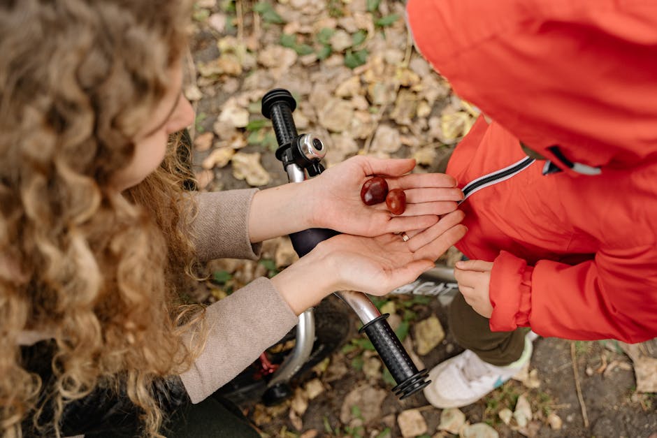 Madre e figlio raccolgono castagne: metafora di apprendimento personalizzato e scoperta di percorsi unici per ogni studente