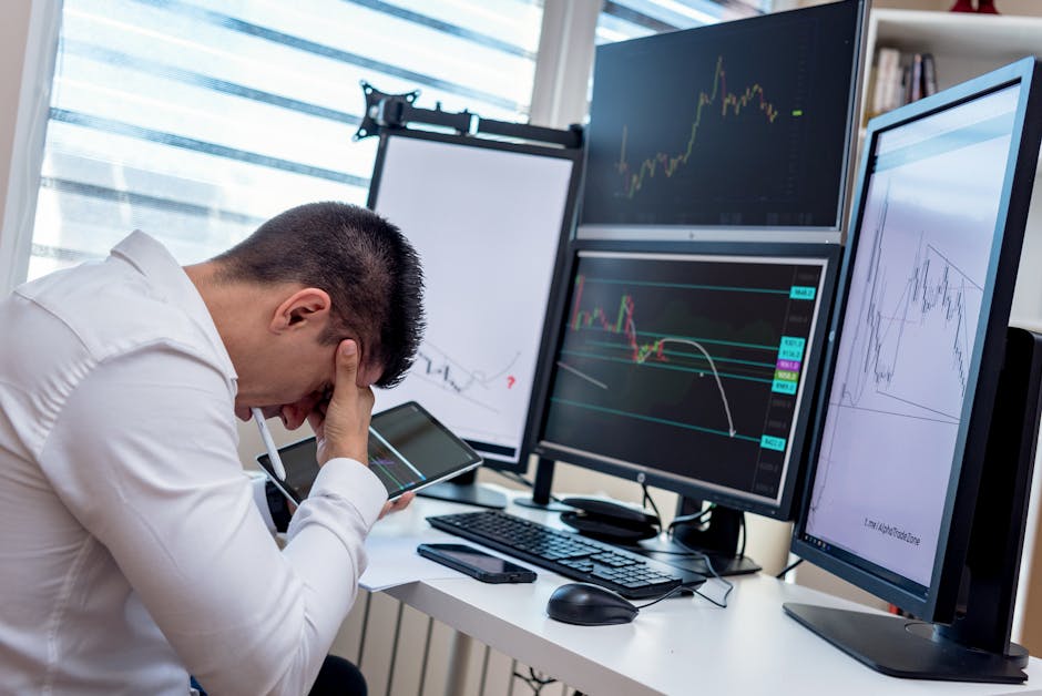 Stress finanziario e Minimo Comune Multiplo Unico Uomo stressato davanti a grafici finanziari: analogia con il Minimo Comune Multiplo Unico e la gestione del rischio