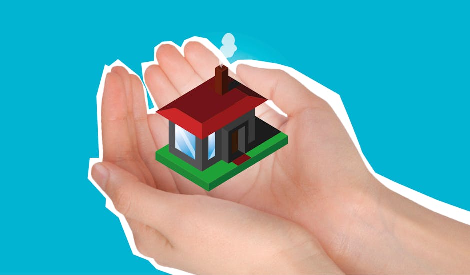 Polizza assicurativa casa: mani proteggono casa in miniatura, simbolo di sicurezza e protezione del futuro con assicurazioni.