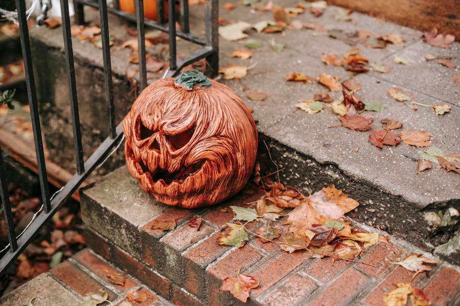 Zucca decorativa di Halloween su gradini con foglie autunnali, simbolo di festa e ricordi condivisi con i nonni.