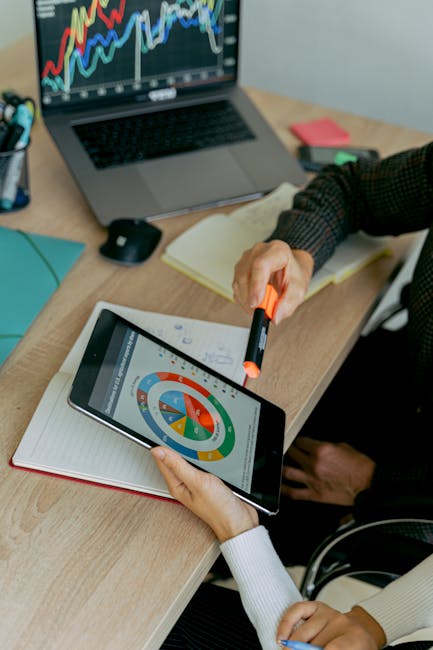 Analisi statistica con mediana su tablet e laptop, evidenziatore in mano, dati finanziari e grafici per articolo sulla mediana.