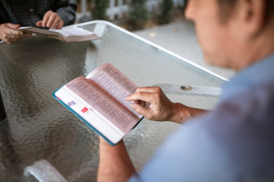 Persone che leggono insieme un libro, simbolo di dialogo e apprendimento per la convivenza civile e la pace in tempi di crisi.