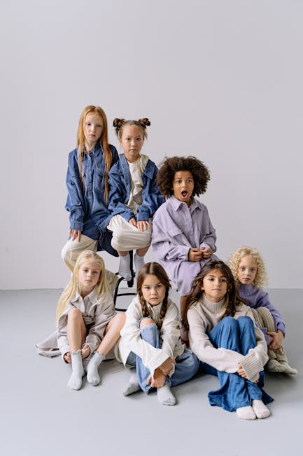 Gruppo di bambine sedute: un'immagine di diversità e inclusione che riflette la ricchezza culturale promossa nelle scuole.