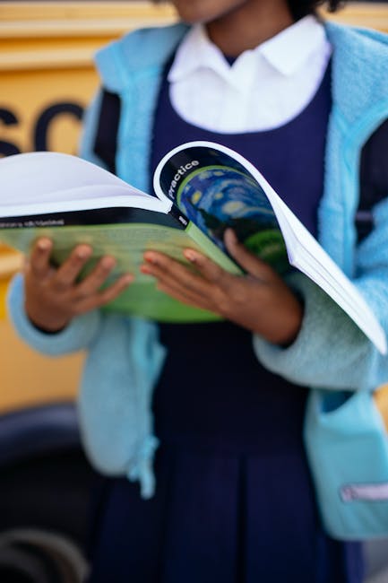 Studentessa con libro di testo: implicazioni per il concorso PNRR Scienze della formazione primaria e accesso all'insegnamento.