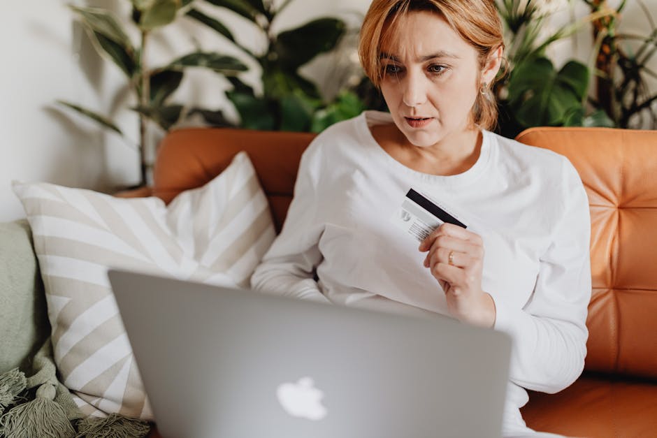 Donna che acquista online un pc portatile economico per la didattica a distanza con carta di credito