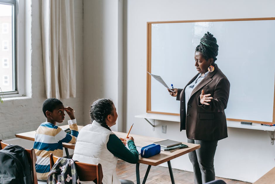 Insegnante spiega il Questionario Scuola SNV agli studenti in classe, proroga al 29 ottobre 2025 per la compilazione, focus sull'istruzione.