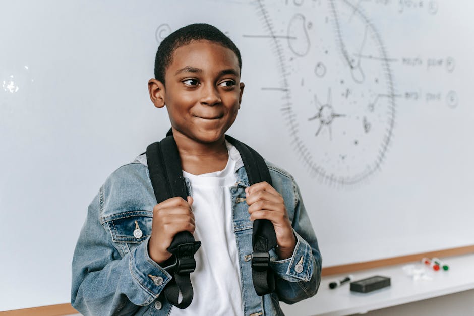 Ragazzo di 11 anni sorridente con zaino a scuola, possibile candidato per impianto cocleare intelligente per migliorare l'udito e l'apprendimento.