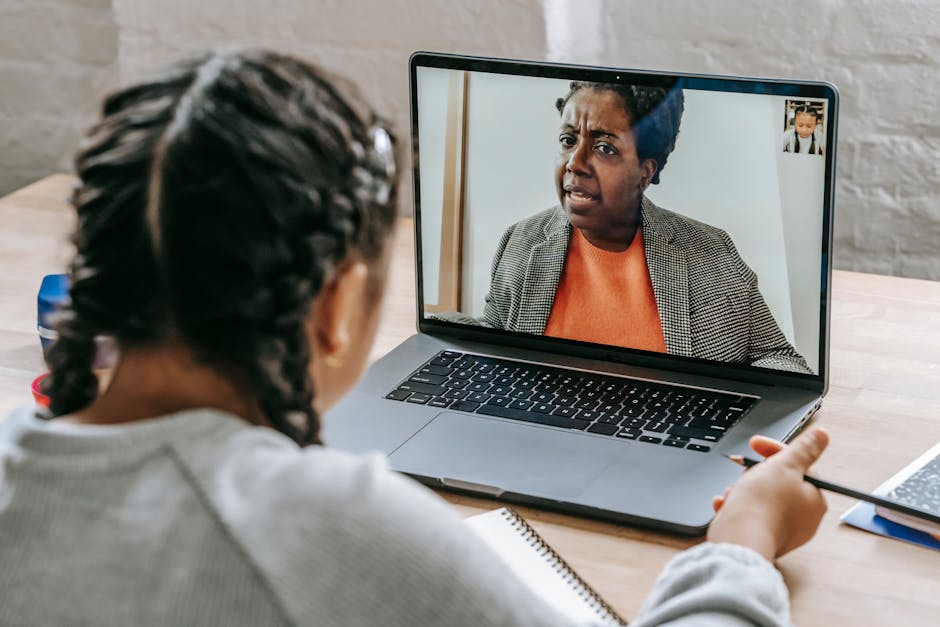 Bambina segue webinar INDIRE su educazione digitale a scuola, docente sullo schermo del laptop spiega le competenze ai dirigenti.