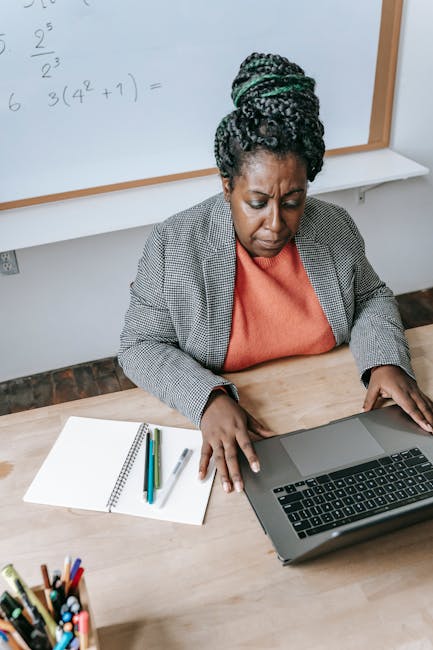 Insegnante di matematica online che spiega un esercizio al computer durante una lezione di ripetizioni individuali