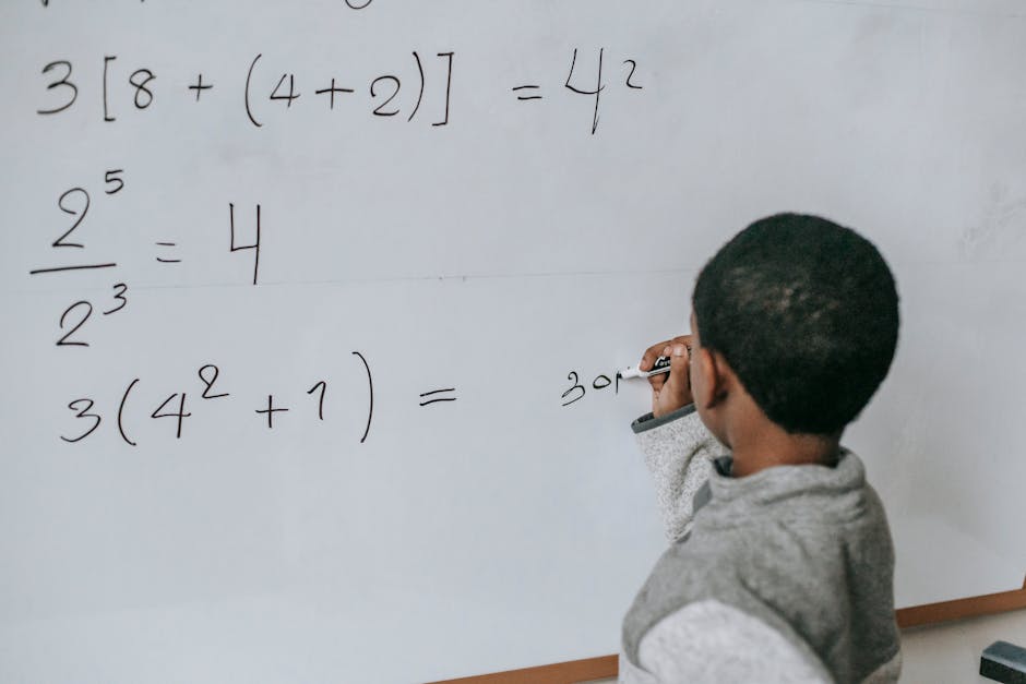 Studente risolve esercizi di matematica discreta alla lavagna, dimostrando abilità e comprensione dei concetti matematici complessi