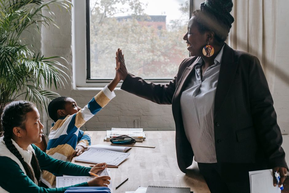 Assegnazioni provvisorie docenti 2026/27: la gerarchia delle precedenze tra assistenza L. 104 e figli piccoli