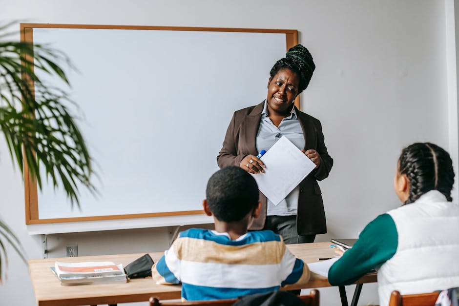 Insegnante matura sorridente in classe con studenti, simbolo di apprendimento continuo e passione per l'istruzione a tutte le età