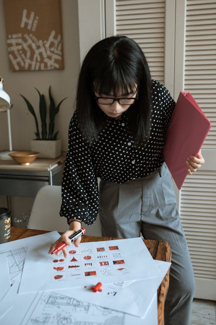 Donna che pianifica la pensione analizzando documenti finanziari e proiezioni per un futuro finanziario sicuro e una pianificazione previdenziale efficace.