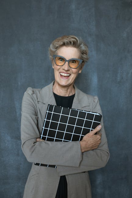 Insegnante sorridente con quaderno: approccio innovativo all'insegnamento e apprendimento per il successo scolastico degli studenti