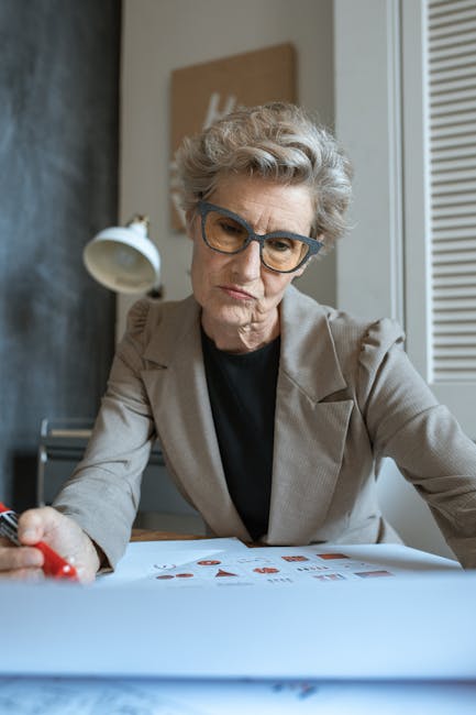 Lavoratrice anziana che pianifica la pensione con Opzione Donna, guida alle agevolazioni e calcolo dei benefici pensionistici per donne.