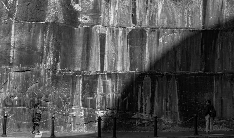 Superficie laterale di un cono: analogia visiva con una parete rocciosa erosa, texture e stratificazioni che ricordano il calcolo dell'area.
