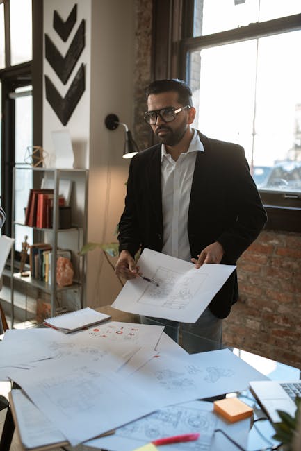 Uomo che studia schemi per la patente B: strategie avanzate per il successo all'esame di guida e preparazione ottimale.