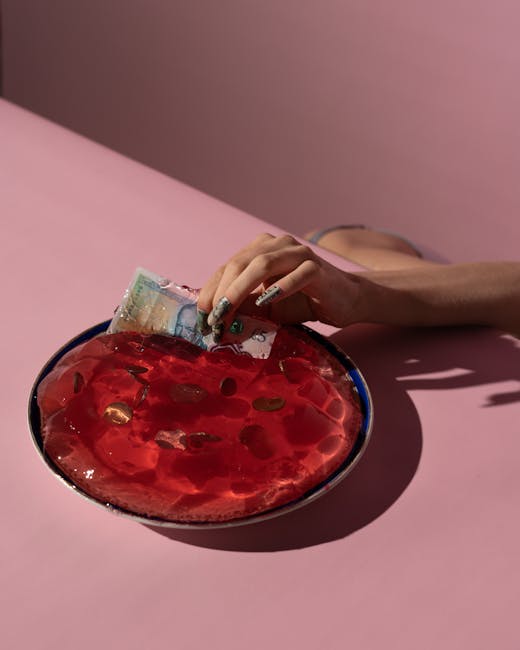 Tassi di interesse unici: mano che afferra banconote da gelatina rossa con monete, metafora decisioni finanziarie complesse