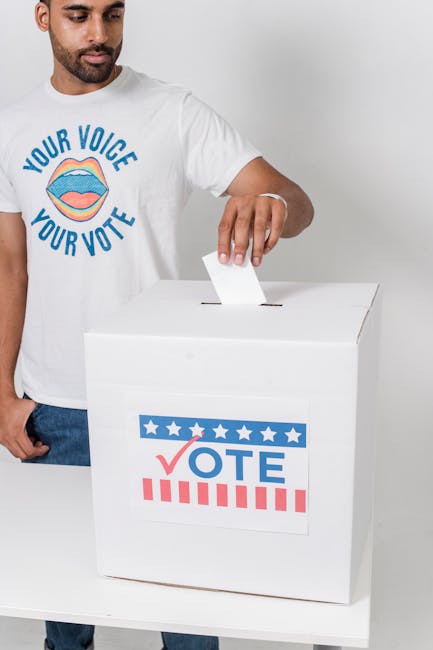 Uomo che vota in una cabina elettorale: importanza del voto per la democrazia e l'educazione civica, lezione di Mattarella.