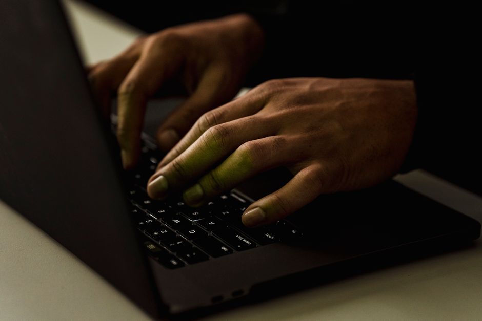 Violenza scolastica e radicalizzazione online: l'emergenza degli attacchi ai docenti e il vuoto normativo sui minori