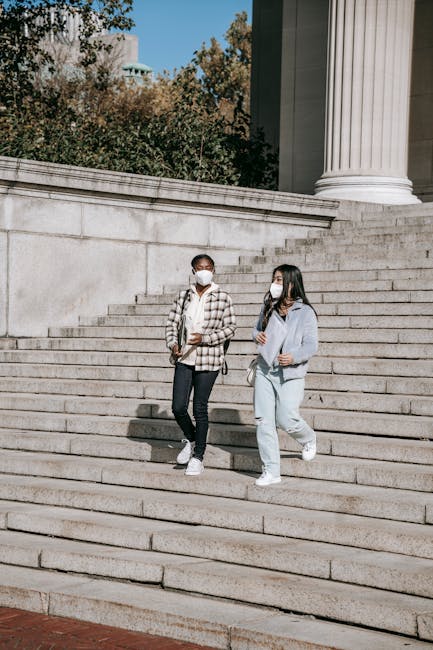 Studentesse con mascherina scendono le scale di un edificio, contest WWF per la biodiversità urbana nelle scuole italiane.