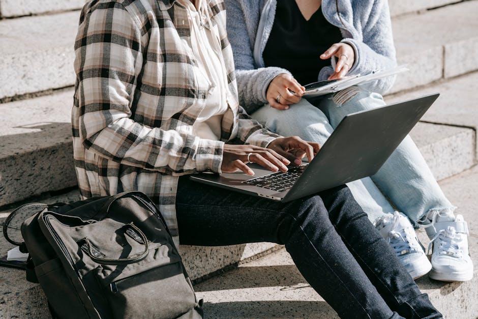 Studentesse collaborano online con laptop e appunti, superando le difficoltà dell'apprendimento digitale e metodologie didattiche innovative.
