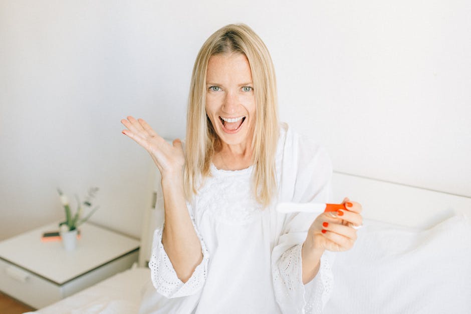 Donna felice con test di gravidanza positivo, metafora successo Test Medicina 2024 e preparazione efficace esame ammissione.