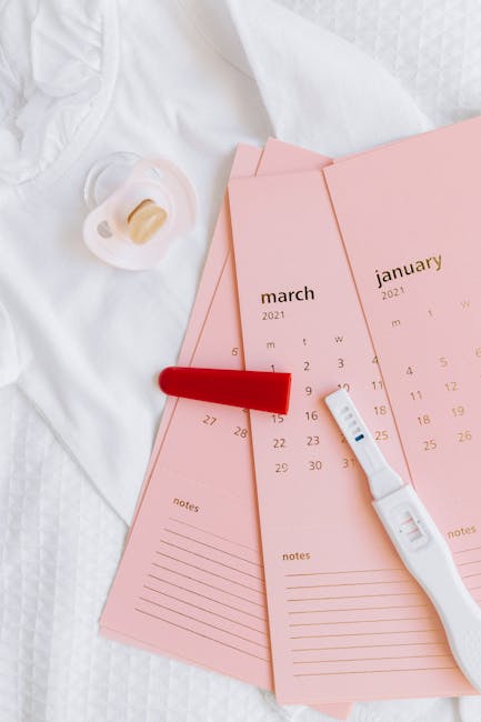 Calendario rosa con date di gennaio e marzo 2021, test di gravidanza positivo e ciuccio. Attesa per le sedi ATA.