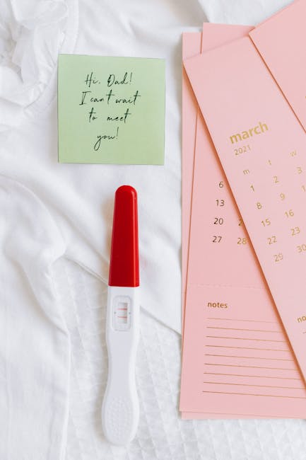 Test di gravidanza positivo con calendario marzo 2021 e biglietto per il papà, simbolo di nuove responsabilità economiche per i supplenti.