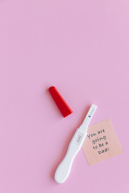 Test di gravidanza positivo su sfondo rosa con messaggio 'Stai per diventare papà', implicazioni per ATA part-time e gestione ore.