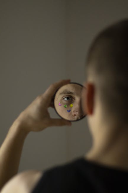 Uomo che si guarda allo specchio con adesivi colorati sul viso, riflesso insolito e creativo, strumenti musicali unici