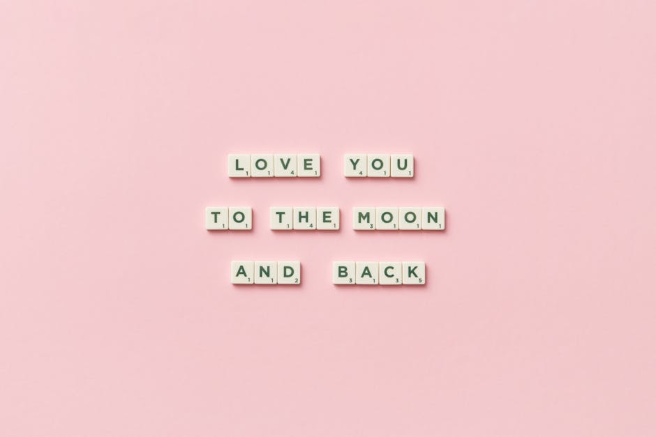 Lettere Scrabble che compongono la frase 'Ti amo fino alla luna e ritorno', metafora dell'amore tra Achille e Briseide nell'Iliade.