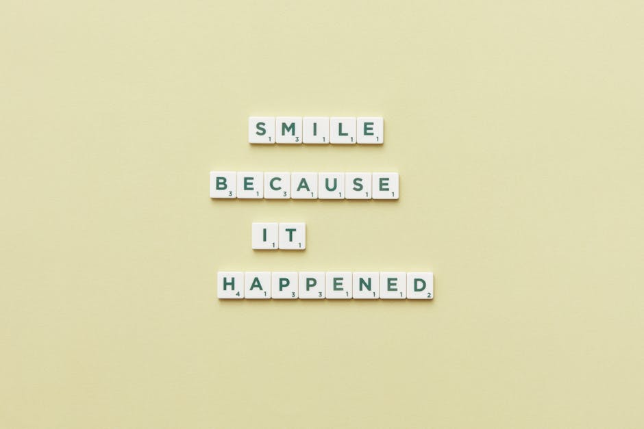 Parole Smile Because It Happened scritte con tessere di Scrabble su sfondo giallo, metafora di indeterminatezza e logaritmi