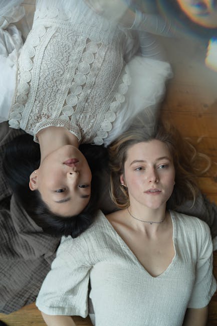 Due donne di etnie diverse, simbolo di armonia culturale nella danza e nei balli unici del mondo. Espressione di unità e bellezza.