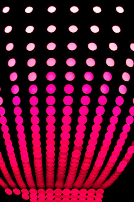 Cerchi luminosi rosa su sfondo nero, pattern geometrico per progettazione basata su formule del cerchio, design innovativo.