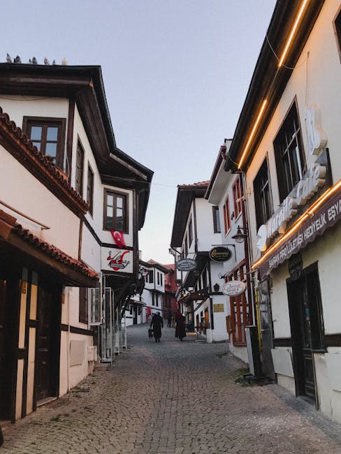 Suggestiva via di Ankara con edifici storici e pavimentazione in pietra, atmosfera riflessiva come gli aforismi di Oscar Wilde.